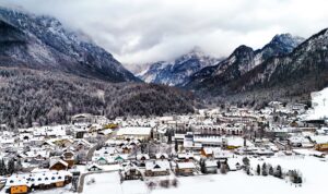 Több tízezer lámpa és jégszobrok díszítik Kranjska Gorát és Mojstranát